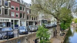Geparkeerde auto's centrum Utrecht