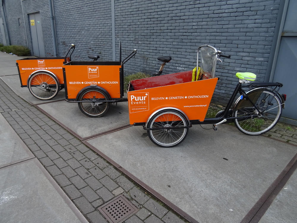 Onze bakfietsen strak in het pak met Onder de Plak